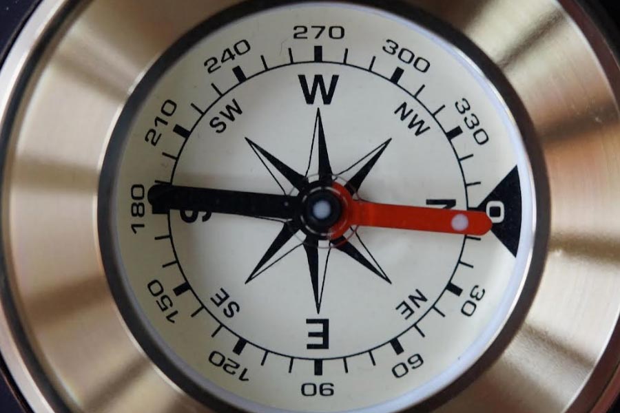 মানচিত্রে বা কম্পাসে দিক নির্দেশ করতে যে বিশেষ প্রতীকের ব্যবহার করা হয়, তা দেখতে অনেকটা তারকাচিহ্নের মতো লাগলেও সেটির নাম ‘কম্পাস রোজ’। বিশেষজ্ঞদের মতে ভৌগোলিক আবিষ্কারের যুগে বেশির ভাগ নাবিক তথা অভিযাত্রীই ছিলেন রোজিক্রুশিয়ান বা তার সহায়ক গুপ্ত সমিতির সদস্য। তাই নাবিকী চিহ্নে গোলাপ স্থান পায়। 