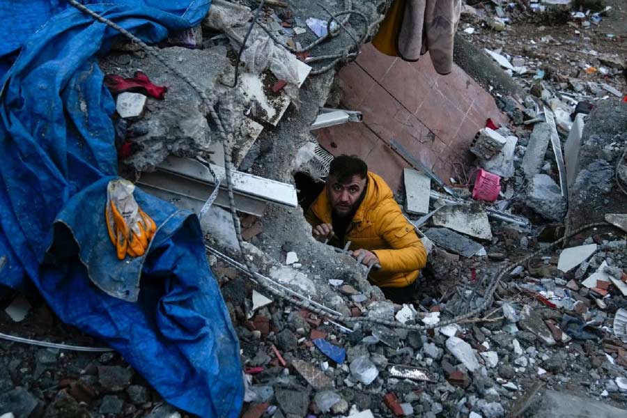 সোমবার ভোরের ভূমিকম্প ঝাঁকিয়ে দিয়ে গিয়েছে তুরস্ক দেশটার দক্ষিণ ভাগ এবং সীমান্ত সংলগ্ন সিরিয়ার কিছু অংশকে।  তার পর থেকে  পরবর্তী ২৪ ঘণ্টায় লাফ দিয়ে দিয়ে বেড়েছে মৃতের সংখ্যা। মঙ্গলবার দুপুর পর্যন্ত পাওয়া হিসাব— তুরস্ক এবং সিরিয়ায় সোমবারের ভূমিকম্পে মারা গিয়েছেন পাঁচ হাজার মানুষ। চারপাশ থেকে বেরিয়ে আসছে একের পর এক মৃতদেহ। তবু তার পাশেই ধ্বংসস্তূপে জীবনের খোঁজ চলছে সমান্তারাল ভাবে।