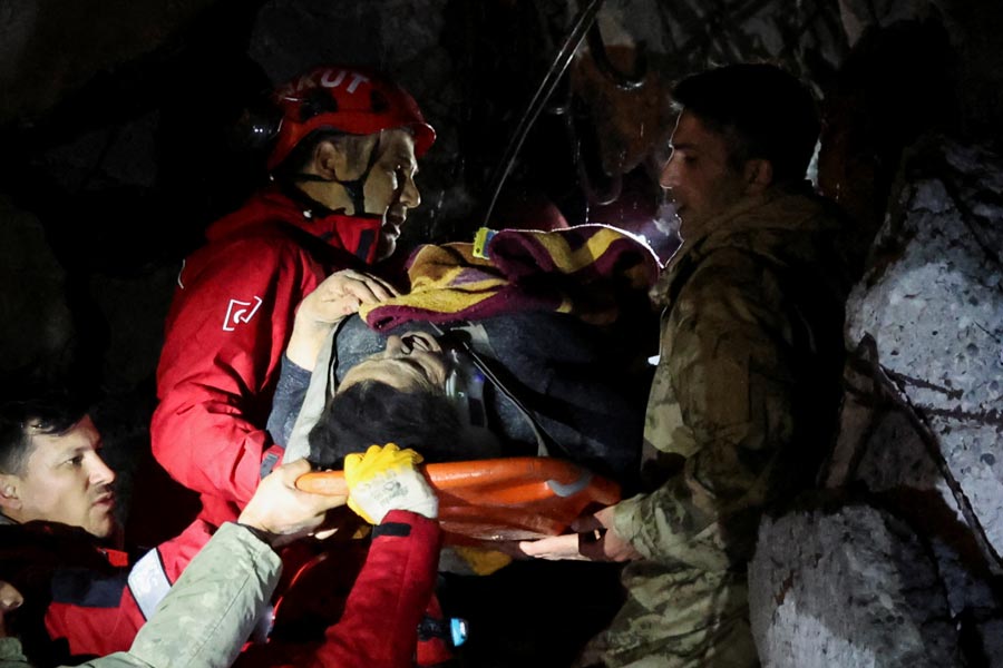 সে ভাবেই এলবিস্তানের বহুতলের নীচে খুঁজে পাওয়া গেল ১৪ বছরের এই কিশোরকে। তার বাবা-মা বা কোনও আত্মীয়েরই খোঁজ আপাতত পাওয়া যায়নি। জানা যায়নি নাম। কারণ কংক্রিটের আঘাতে গুরুতর জখম ওই কিশোরের নিজের নাম বলার ক্ষমতাও নেই। তাকে উদ্ধার করে হাসপাতালে নিয়ে গিয়েছে উদ্ধারকারী দল। মঙ্গলবার দুপুর পর্যন্ত কেউ খোঁজও করেনি ওই কিশোরের।