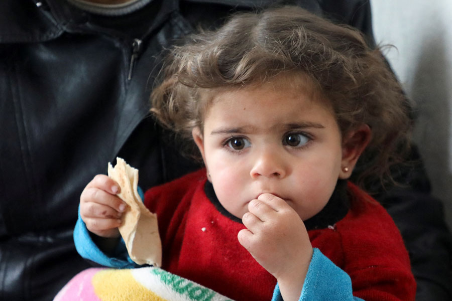 রাগাড় ইসমাইলের গল্পটা আবার আলাদা। সিরিয়ার ছোট্ট ফুটফুটে মেয়ে রাগাড়। এখনও কোল ছাড়েনি। ভূমিকম্পে তার মা এবং দুই দিদি মারা গিয়েছে। বাবাকে জীবিত অবস্থায় উদ্ধার করা হয়েছে। তবে তাঁর অবস্থা সঙ্কটজনক। কোমড় ভেঙে গিয়েছে। বেঁচে গেলে হয়তো বাকি জীবনটা পঙ্গু হয়েই কাটবে তাঁর।