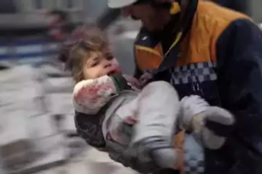 ইসমাইলকে পাওয়া যায় সিরিয়ার আজাজ শহরে। ধ্বংসস্তূপের মধ্যে তার ছোট্ট হাতটি নড়তে দেখেছিলেন উদ্ধারকারীরা। তবে একটুও আঘাত লাগেনি শরীরে। পুলিশের কোলে কুঁকড়ে থাকা ইসমাইলের ছবি ইতিমধ্যেই ছড়িয়ে পড়েছে।