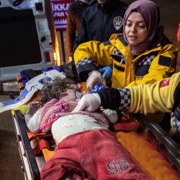 শরীরে কিছু ক্ষণ আগেও প্রাণ ছিল, ধ্বংসস্তূপ থেকে তুলে এনে অ্যাম্বুল্যান্সে তোলার পর মৃত্যু— এমন ঘটনাও ঘটতে দেখেছেন উদ্ধারকারীরা। নামিয়ে রাখতে হয়েছে স্ট্রেচার। সরিয়ে ফেলতে হয়েছে দেহ। সেখানে জায়গা পেয়েছেন অন্য কেউ। 