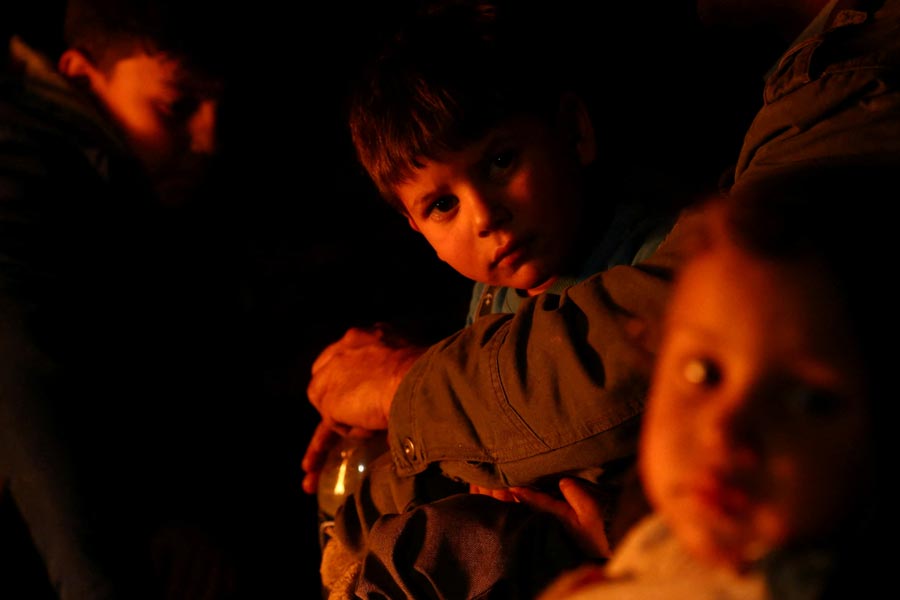 দুঃস্বপ্নময় ঝাঁকুনি খেয়ে শুরু হয়েছিল যে সোমবার, তার রাতটা খোলা আকাশের নীচেই কাটিয়েছে তুরস্ক-সিরিয়ার একটা বড় অংশ। পদে পদে কেঁপে উঠেছে মাটি। আতঙ্কের জেরে ছাদ রয়েছে এমন কিছুর নীচে আশ্রয় নিতেই ভয় পেয়েছেন সাধারণ মানুষ। ফলে তুষারপাতের রাত কেটেছে বাইরেই। আগুন জ্বেলে রাস্তার ধার ঘেঁষে বসেছেন মানুষ। জমে যাওয়া শরীর আর বিভ্রান্ত মন নিয়ে আগুনের পাশে ভিড় জমিয়েছেন। 