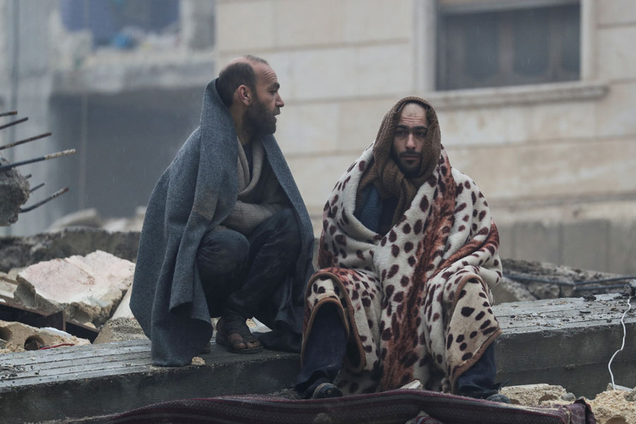 গোকজে বে রবিবারই ফিরেছিলেন হাসপাতাল থেকে। একটি কিডনি প্রতিস্থাপন হয়েছে তাঁর। চিকিৎসক বলেছিলেন আগামী কয়েক দিন সম্পূর্ণ বিশ্রামে থাকতে। বিছানা থেকে উঠতেও নিষেধ করা হয়েছিল তাঁকে। সেই গোকজে সোমবার তুষারপাতের রাতে ধ্বংসস্তূপ থেকে পাওয়া একটি চটি পরে দাঁড়িয়েছিলেন রাস্তায়।