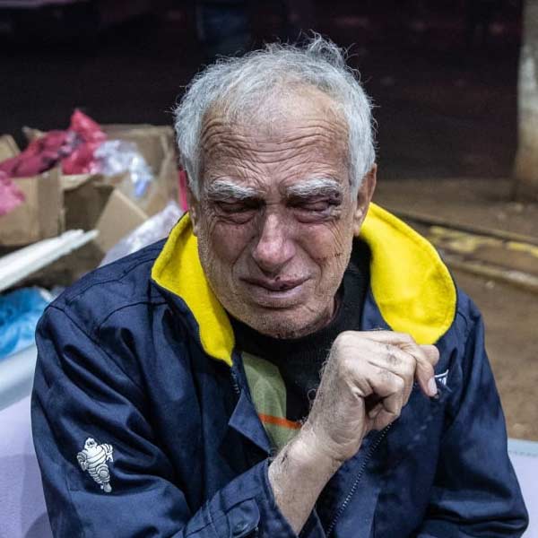 তুরস্কের গাজিয়ান টেপের বাসিন্দা গোকজে ৪০ ছোঁয়া এক যুবতী। জানিয়েছেন, ‘‘আমার সারা শরীরে ব্যথা। দুর্বল বোধ করছি। ক্রমাগত বৃষ্টি আর তুষারপাতে ভিজতে হচ্ছে। অথচ ছাদের নীচে আশ্রয় নেওয়ার উপায় নেই। তবে অভিযোগ করব কী করে! আমার সামনে বহু বৃদ্ধ রোগীকে দেখছি একটিও গরম পোশাক ছাড়া, জুতো ছাড়া কষ্ট পাচ্ছেন। 