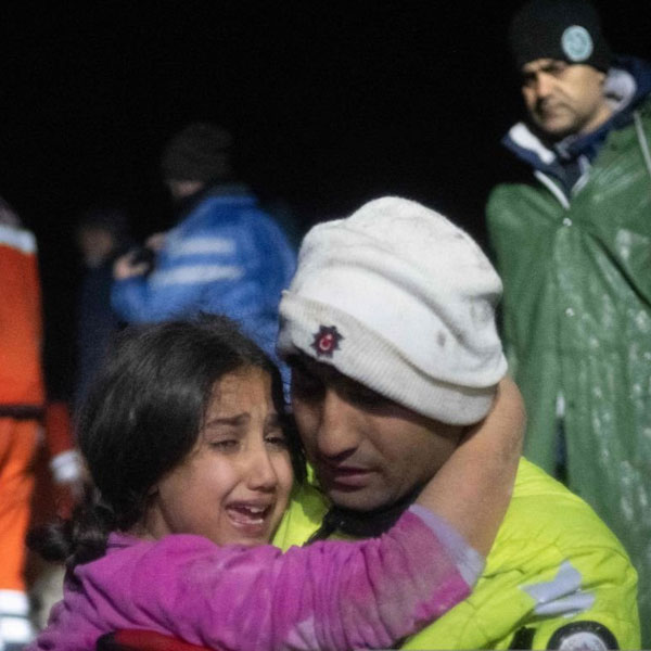 আদানার নিলুফার আসলান আবার নিশ্চিত ছিলেন মৃত্যু আসন্ন। নিলুফার একটি বহুতলের পাঁচতলার বাসিন্দা। ভূমিকম্পের সময়ের অভিজ্ঞতার কথা জানিয়েছেন তিনি। নিলুফার বলেছেন, ‘‘আমি আমার এত বছরের জীবনে এই প্রথম এমন হতে দেখলাম।’’ 