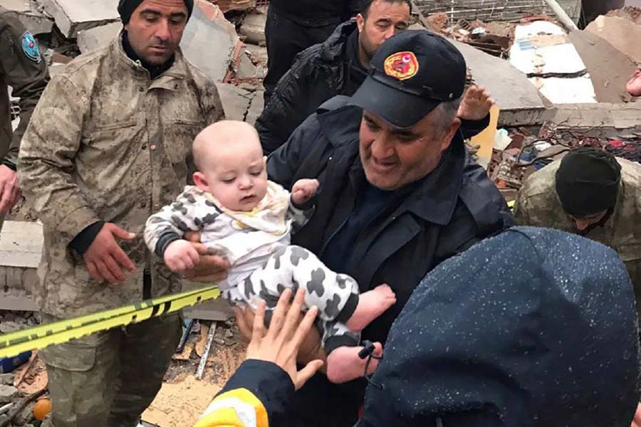 নিলুফারের কথায়, ‘‘দোলনায় যে ভাবে শিশুকে দোলানো হয়, সে ভাবে দুলছিল আমাদের বিল্ডিংটা। আমি আমার পরিবারের সবাইকে ডেকে তুলে ডাইনিং হলে চলে এসেছিলাম। বলেছিলাম, মরতে যখন হবেই তখন একসঙ্গেই মরি।’’