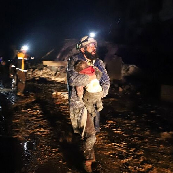 সোমবারের ভূমিকম্পের পর সিরিয়া এবং তুরস্কের জন্য প্রার্থনা করেছে গোটা বিশ্ব। সত্যিই এই দুই দেশের জন্য প্রার্থনা দরকার। কিন্তু তার পাশাপাশি দরকার সাহায্য। ধ্বংসস্তূপে একের পর এক চাঙড় ভেঙে দেহ খুঁজছিলেন ইসমাইল আল আবদুল্লা। সিরিয়ার মানবতাবাদী সংগঠনের সদস্য তিনি। দুর্যোগে তাঁরাও উদ্ধারকাজে হাত লাগিয়েছেন। ইসমাইলের কথায়, ‘‘আমাদের জন্য প্রার্থনা জরুরি। তবে তারও আগে দরকার সাহায্য। আন্তর্জাতিক সংস্থাগুলিকে বলব দয়া করে আমাদের সাহায্য করুন।’’