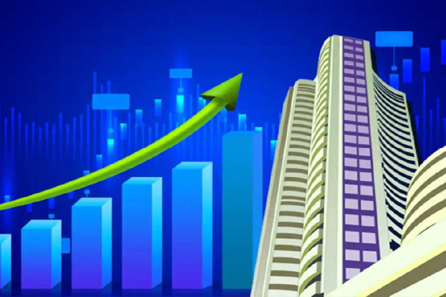 গত অর্থবর্ষের তৃতীয় ত্রৈমাসিকে অর্থাৎ ২০২১-২২ অর্থবর্ষের অক্টোবর থেকে ডিসেম্বরে এই লভ্যাঙ্ক ছিল ১,৫৬৭ কোটি টাকা। তবে লাভের অঙ্ক পড়তি হলেও তাদের আয় বেড়েছে বলে দাবি করেছে ‘আদানি পোর্ট’। 