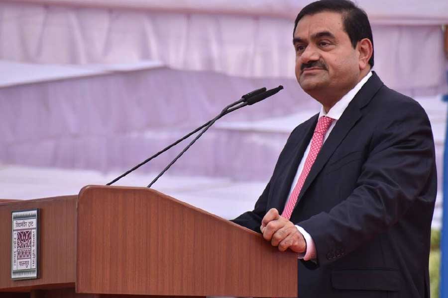 সোমবারই বাজারের সমস্ত বকেয়া অর্থ মিটিয়ে তিন সংস্থার কোটি কোটি শেয়ার ফিরিয়ে আনা হচ্ছে বলে জানিয়েছিল আদানি গোষ্ঠী। 