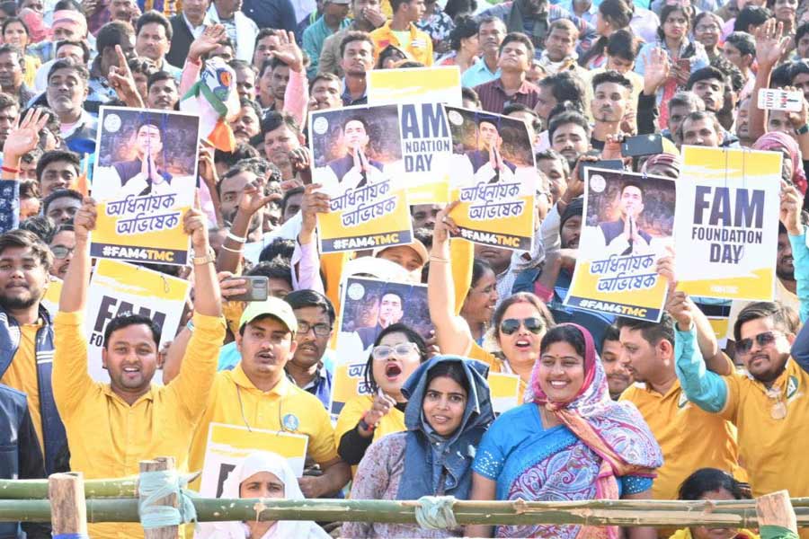 তৃণমূল স্তরের কর্মীরা বিশ্বাস করেন, ঘাসফুলের তলায় যে বেনোজল জমে তার গোড়া আলগা করে দিচ্ছে, এই ঝকঝকে যুবক আন্তরিকতা নিয়ে ঝাঁটা-হাতে তা সাফ করতে নেমেছেন।