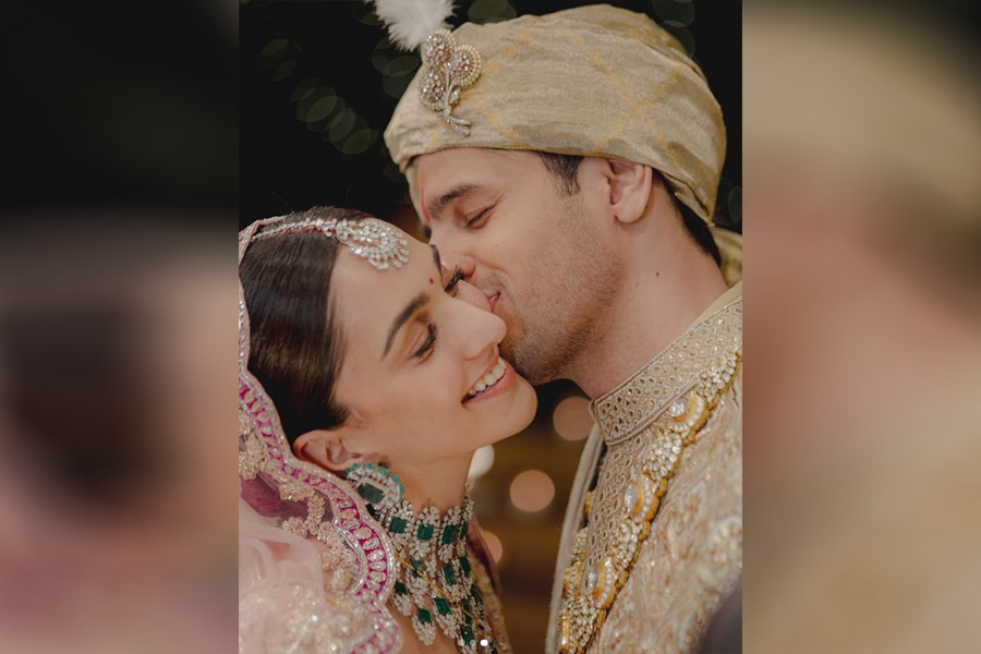 বিয়ের পর কিয়ারাকে সঙ্গে নিয়ে সোজা দিল্লি যাবেন সিদ্ধার্থ। সেখানেই রয়েছে অভিনেতার আদি বাড়ি। আগামী ৯ ফেব্রুয়ারি দিল্লিতে রিসেপশন রয়েছে তাঁদের। 