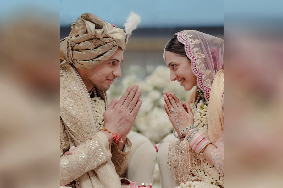 বিয়ের অনুষ্ঠান সম্পন্ন হওয়ার পরও  সিড-কিয়ারার ছবি প্রকাশ্যে আসেনি। তারকা যুগলের বিয়ের ছবি দেখার জন্য মুখিয়ে ছিলেন তাঁদের ভক্তরা। অবশেষে মঙ্গলবার রাত সাড়ে ১০টা নাগাদ ইনস্টাগ্রামে বিয়ের ছবি প্রকাশ করলেন সিড-কিয়ারা। 