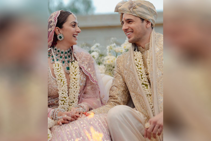 গোলাপি রঙের লহেঙ্গায় নজর কেড়েছেন কিয়ারা। নায়িকার গলায় শোভা পেয়েছে পান্না এবং হিরের নেকলেস। সিদ্ধার্থের পরনে ঘিয়ে রঙের শেরওয়ানি। নবদম্পতির চুম্বনের ছবি দেখে মজেছেন তাঁদের ভক্তরা। 