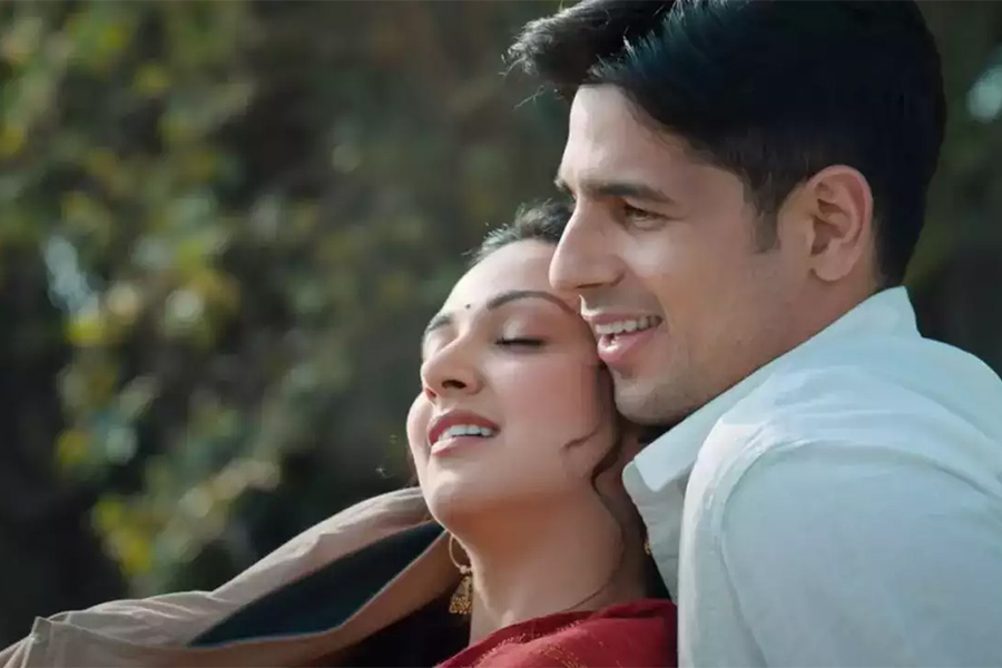 সিদ্ধার্থ-কিয়ারার প্রেমকাহিনি রূপকথার থেকে কম কিছু নয়। ‘শেরশাহ’ ছবিতে সিড-কিয়ারার পর্দার রোম্যান্সে বুঁদ হয়েছিলেন দর্শকরা। ‘রিল লাইফে’র প্রেম গড়ায় ‘রিয়েল লাইফে’ও। ওই ছবির শুটিংয়ের সময়ই মন দেওয়া-নেওয়া হয় সিড-কিয়ারার।