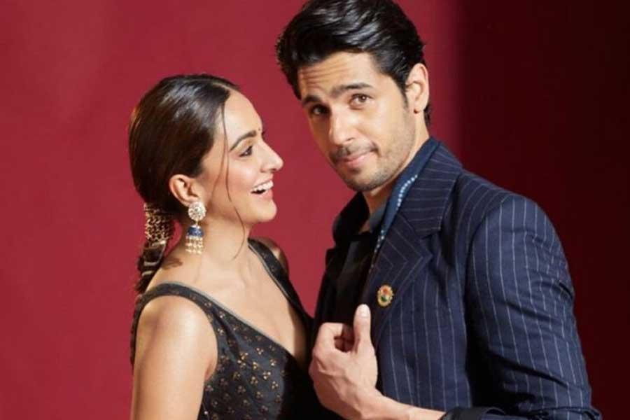 সোমবার শুরু হয়েছিল বিয়ের অনুষ্ঠান। সেদিন মেহেন্দি এবং সঙ্গীতের আয়োজন করা হয়েছিল। মঙ্গলবার সকালে সিড-কিয়ারার গায়ে হলুদের অনুষ্ঠান হয়। তার পর দুপুরে সাত পাকে ঘোরেন তাঁরা।