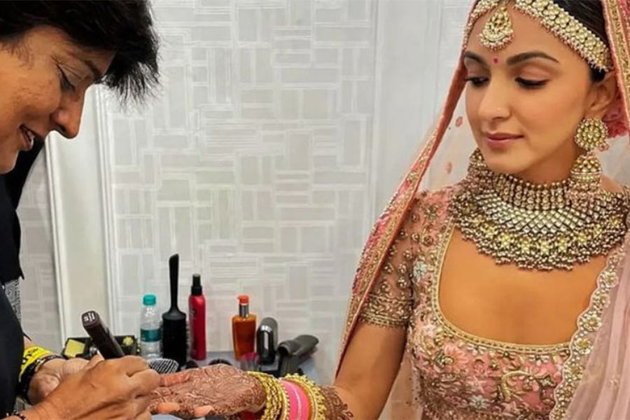 কিয়ারার হাতে প্রথম মেহেন্দি করা হয়। তার পর মেহেন্দি করা হয় সিদ্ধার্থের হাতে। এর পর দুই পরিবারের মহিলা সদস্যরা মেহেন্দি করান। 