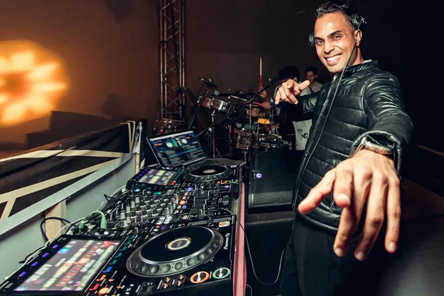 সিড-কিয়ারার সঙ্গীতের অনুষ্ঠানও হয়েছে জমকালো ভাবে। বলিউডের গানে ডান্স ফ্লোর মাতিয়েছেন তারকা জুটি। দুই পরিবারের সদস্যরা বিভিন্ন গানের তালে নাচ করেন। সঙ্গীতের আসর জমান ডিজে গণেশ। 