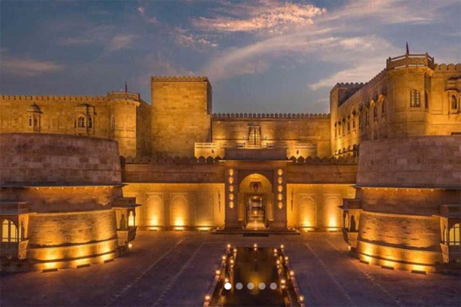 বিয়েতে নিমন্ত্রিতদের জন্য সূর্যগড় প্রাসাদে ব্যবস্থা করা হয়েছিল ৮০টি বিলাসবহুল ঘরের। সঙ্গে অতিথিদের যাতায়াতের জন্য ছিল ৭০টি বিলাসবহুল গাড়িও। যেগুলোর মধ্যে ছিল মার্সেডিজ়, জ্যাগুয়ার, বিএমডব্লিউয়ের মতো নামী-দামি গাড়ি।