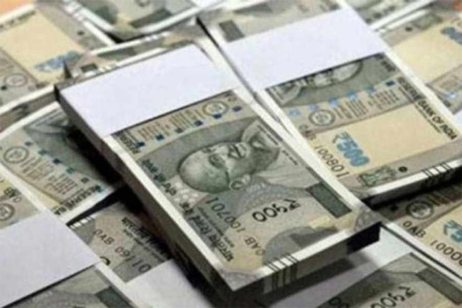 বলিপাড়ায় গুঞ্জন, এক দিনের জন্য জয়সলমেরের সূর্যগড় প্রাসাদ বুক করতে খরচ হয় প্রায় ২ কোটি টাকা। সিড-কিয়ারার বিয়ের অনুষ্ঠান ৩ দিনের। তাই সেই হিসেবে শুধু হোটেলের জন্যই তাঁরা খরচ করছেন ৬ কোটি টাকা। বাকি আয়োজনের মধ্যে অতিথিদের আসা-যাওয়া, নিরাপত্তাকর্মী এবং ব্যক্তিগত সাজসজ্জার খরচ মিলিয়ে আরও ২ কোটি টাকা খরচ করছেন নবদম্পতি।