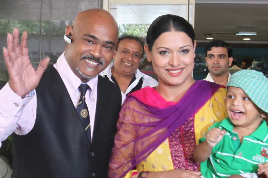 গত রবিবার বিনোদ কাম্বলিকে নোটিস পাঠিয়ে তলব করে মুম্বই পুলিশ। প্রাক্তন ভারতীয় ক্রিকেটারের বয়ান রেকর্ড করা হবে। এই ঘটনার একমাত্র সাক্ষী কাম্বলির ১২ বছরের ছেলে।