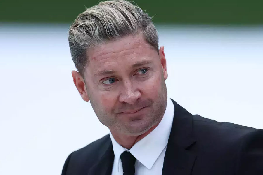 বান্ধবীর জন্য ভাবমূর্তি নিয়ে টানাপড়েন হয়েছে অস্ট্রেলিয়ান প্রাক্তন অধিনায়ক মাইকেল ক্লার্কের। বান্ধবী প্রকাশ্যে প্রতারণার অভিযোগ আনেন ক্লার্কর বিরুদ্ধে। চড়ও মারেন। সেই ঘটনার ভিডিয়ো করেন উপস্থিত এক জন।