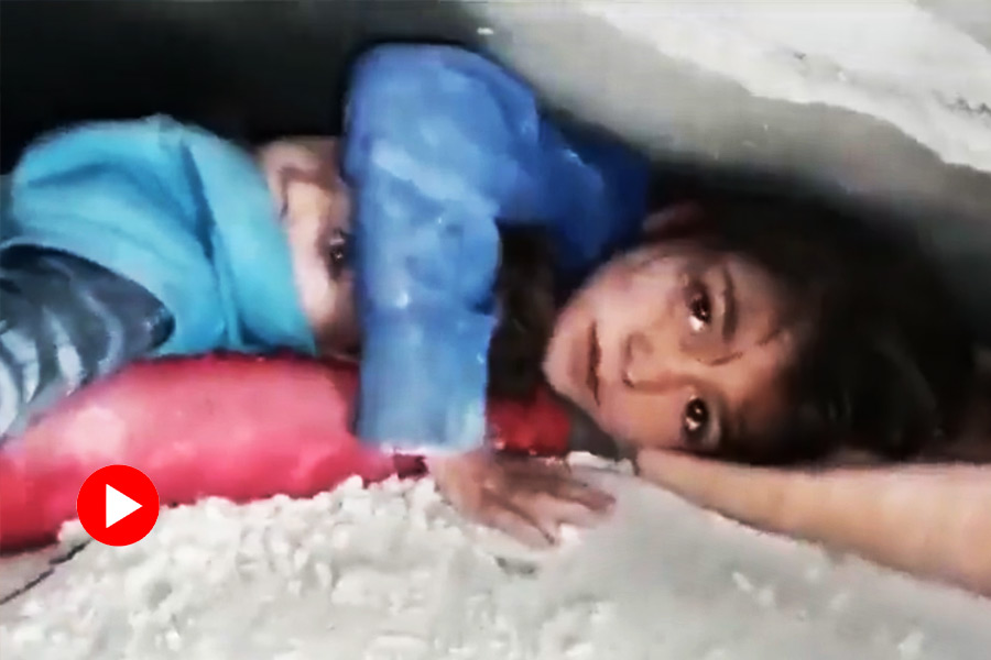 Video of minor girl shielding brother under the debris of ruined house in Syria goes viral.