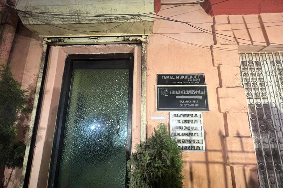 Ed conducts raid in the ballygunge building to recover money.