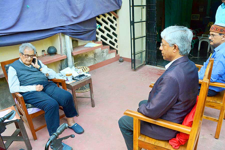 Economist Amartya Sen with Vice Chancellor of Nimaichandra Saha