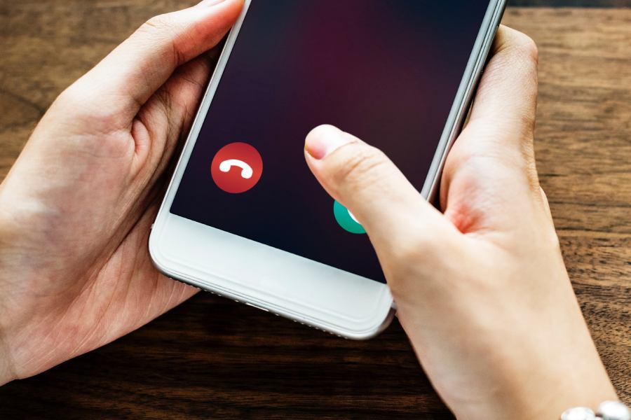 কিন্তু লটারি জেতার মুহূর্তের অভিজ্ঞতা কেমন ছিল? কাকে প্রথম ফোন করেছিলেন জুলিয়েট? কানাডার কনিষ্ঠতম লটারি বিজেতা জানিয়েছেন, টিকিট কেটে ভুলেই গিয়েছিলেন তিনি। পার্সেই পড়েছিল সেই টিকিট। এক রবিবার ওষুধের দোকানে কাজ করতে করতে আচমকাই সহকর্মীদের উত্তেজিত কথাবার্তায় জুলিয়েট জানতে পারেন, তাঁর এলাকারই কেউ জ্যাকপট জিতেছেন।