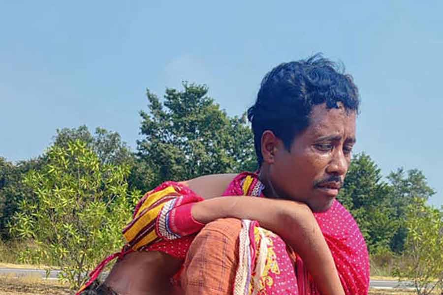 Man carrying wife\\\'s body