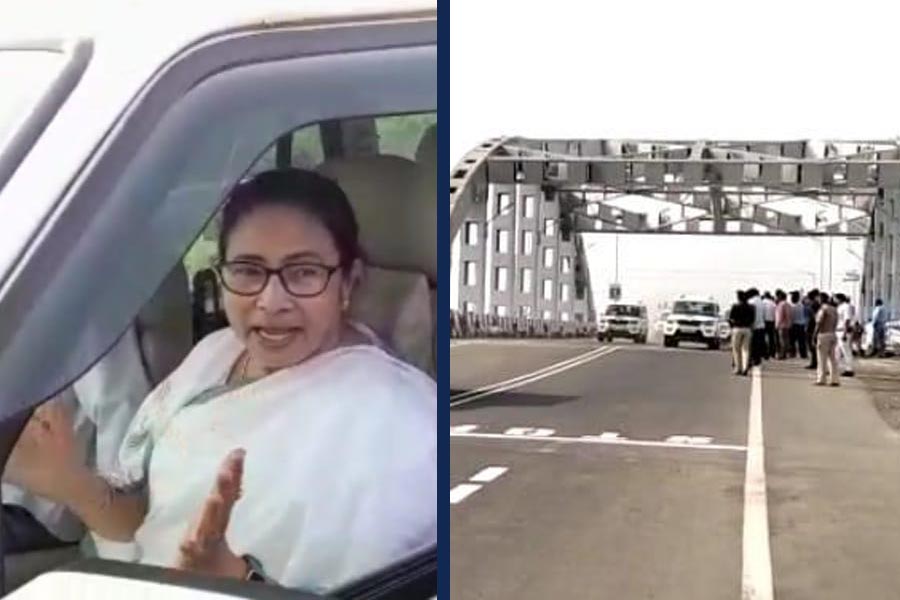 Image of WB CM Mamata Banerjee in newly built Garpa Bridge in Howrah 