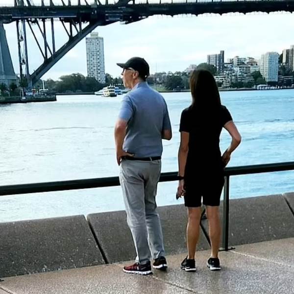 ম্যাচ শেষের পর দু’জনে একসঙ্গে হাঁটতেও বেরিয়েছিলেন মেলবোর্ন শহরে। তাঁদের পাশাপাশি হাঁটার ভঙ্গি বলে দিচ্ছিল গাঢ় বন্ধুত্বের কথা। তা নিয়ে আলোচনাও হয়েছিল বিস্তর। কিন্তু পলাকে তখনও চিনতে পারেনি সংবাদমাধ্যম। অবশেষে বিল-সঙ্গিনীর পরিচয় জানা গিয়েছে।