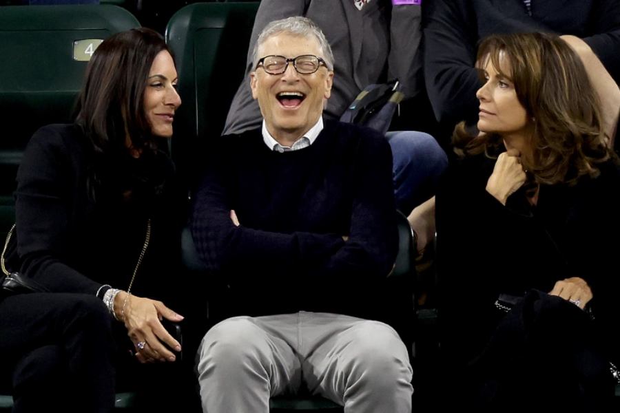 সংবাদ সংস্থা ‘ডেইলি মেল’ রিপোর্ট প্রকাশ করেছে পলাকে নিয়ে। বিল এবং পলার এক বন্ধুর কথা উদ্ধৃত করে সংবাদ সংস্থাটি জানিয়েছেন, ‘‘দু’জনকে ইদানীং আলাদা করাই যাচ্ছে না।’’