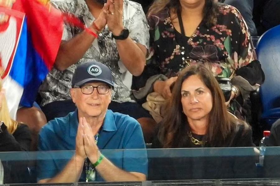 বিল-পলার ওই বন্ধুই বলেছে, ‘‘সংবাদমাধ্যম পলাকে রহস্যময়ী বলছে ঠিকই, তবে একটা বিষয়ে এখন আর কোনও রহস্য নেই। ওঁরা দু’জনেই প্রেমের সম্পর্কে আষ্টেপৃষ্টে জড়িয়ে আছেন।’’ 