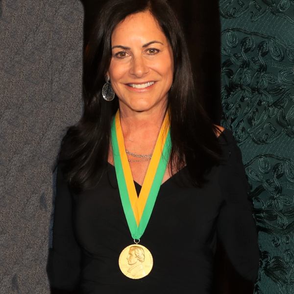 পলা বয়সে বিলের থেকে ৭ বছরের ছোট। তিনি এখন ৬০। এককালে নামী সংস্থার প্রযুক্তি অধিকর্তা পলা এখন একজন ইভেন্ট প্ল্যানার। বিভিন্ন কর্পোরেট সংস্থার অনুষ্ঠানের আয়োজন করেন। অবসরে সমাজকল্যাণের কাজও করেন। অর্থ দিয়ে সাহায্য করেছেন বহু সংস্থাকে। 