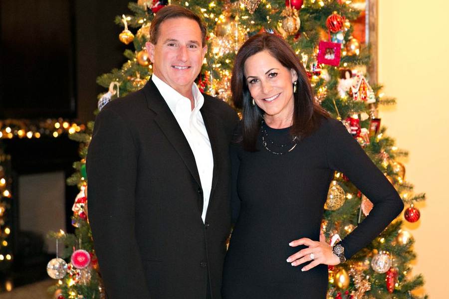 ক্যান্সারে আক্রান্ত পলার স্বামী মার্ক হার্ড ছিলেন ওরাকলের প্রাক্তন সিইও। ২০২১ সালে মার্ক মারা যান। যদিও মার্কের মৃত্যুর আগে থেকেই একে অপরকে চিনতেন বিল আর পলা। নিউ ইয়র্কের উঁচু মহলের একই গণ্ডিতে ছিল তাঁদের যাতায়াত। ফলে বহু বার বিল-মেলিন্ডা মুখোমুখি হয়েছেন মার্ক-পলার। 