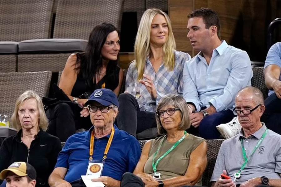 একটা সময় গ্যালারিতে তাঁদের দু’জনকে দেখা যেত আলাদা আলাদা সারিতে, তবে কাছাকাছি। সঙ্গে থাকতেন তাঁদের আলাদা আলাদা বন্ধু। কিন্তু ক্রমে আসনের দূরত্ব ঘোচে। বন্ধুরাও মিলে যায়। শেষ কয়েকটি ম্যাচের গ্যালারিতে দু’জনকে পাশাপাশি একান্তেই সময় কাটাতে দেখা গিয়েছে।