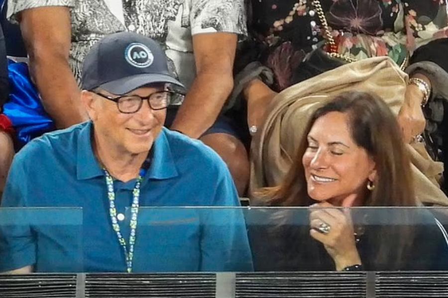 সম্প্রতি বেশ কয়েক বার দু’জনকে একসঙ্গে অস্ট্রেলিয়া এবং অন্যান্য দেশে ঘুরে বেড়াতেও দেখা গিয়েছে। আপাতত এখানেই এসে থেমেছে ষাটোত্তীর্ণ দুই প্রেমিক-প্রেমিকার গল্প। 