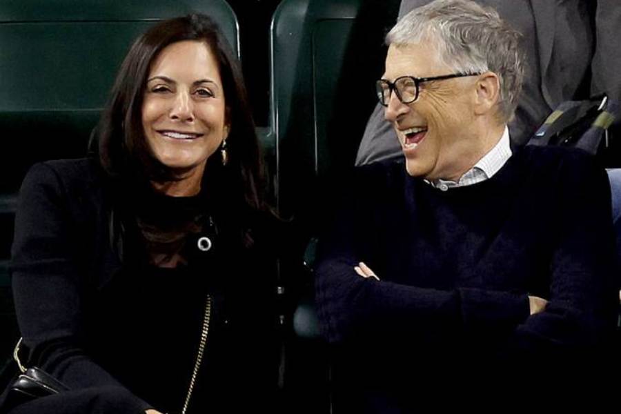 দু’জনেই পুরনো সম্পর্কের বন্ধন মুক্ত। এই বয়সে নির্ঝঞ্ঝাট জীবনে যদি দু’জনে প্রেম খুঁজে পেয়ে থাকেন তবে ক্ষতি কী! বিল-পলার প্রেমের কথা জেনে শুভেচ্ছাই এসেছে বিভিন্ন মহল থেকে। 