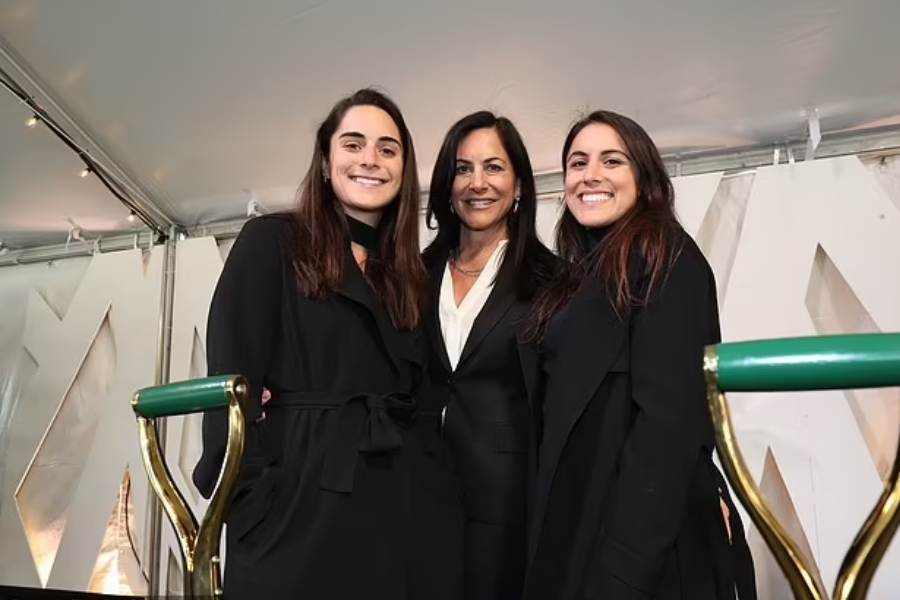 পলা দুই কন্যার জননী। বিলও তিন সন্তানের পিতা। আবার বিল যেখানে ধনকুবের অর্বুদপতি, সেখানে পলাও সম্পত্তির নিরীখে বিন্দুমাত্র পিছিয়ে নেই। মার্কের মৃত্যুর সময় তাঁর সম্পত্তির মূল্য ছিল ৫০ কোটি ডলার। তার পুরোটাই এখন পলার নামে।