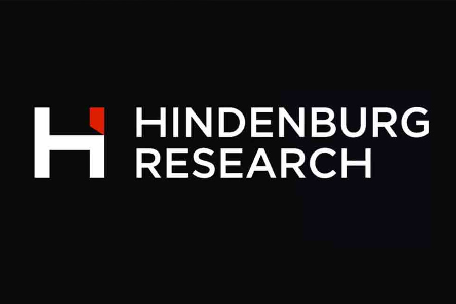 অভিযোগ উড়িয়েও বিশেষ লাভ হয়নি। রিপোর্ট প্রকাশ্যে আসার পর থেকে আদানি গোষ্ঠীর একের পর এক সংস্থার শেয়ারের দরে ধস নেমেছে। চাপের মুখে পড়ে নতুন শেয়ার ছাড়ার প্রক্রিয়া (এফপিও) বাতিল করে দেয় আদানি গোষ্ঠী। ২০ হাজার কোটি টাকার ওই এফপিও বাতিলের পর তাদের শেয়ারের দর আরও নেমে যায়। এক ধাক্কায় অর্ধেক হয়ে যায় আদানির সম্পত্তির পরিমাণ।
