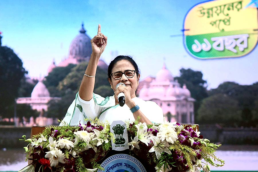West Bengal Chief Minister Mamata Banerjee giving speech at howrah