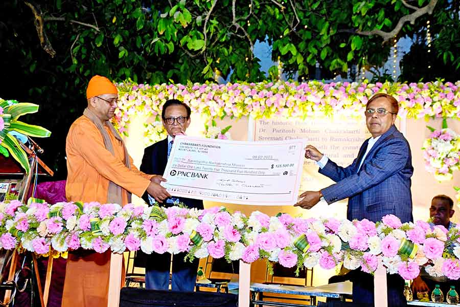 দান: নেতাজির স্মৃতিধন্য বাড়ি ‘বোস হাউস’ (ডান দিকে) তুলে দেওয়া হল রামকৃষ্ণ মিশন কর্তৃপক্ষের হাতে। নিজস্ব চিত্র
