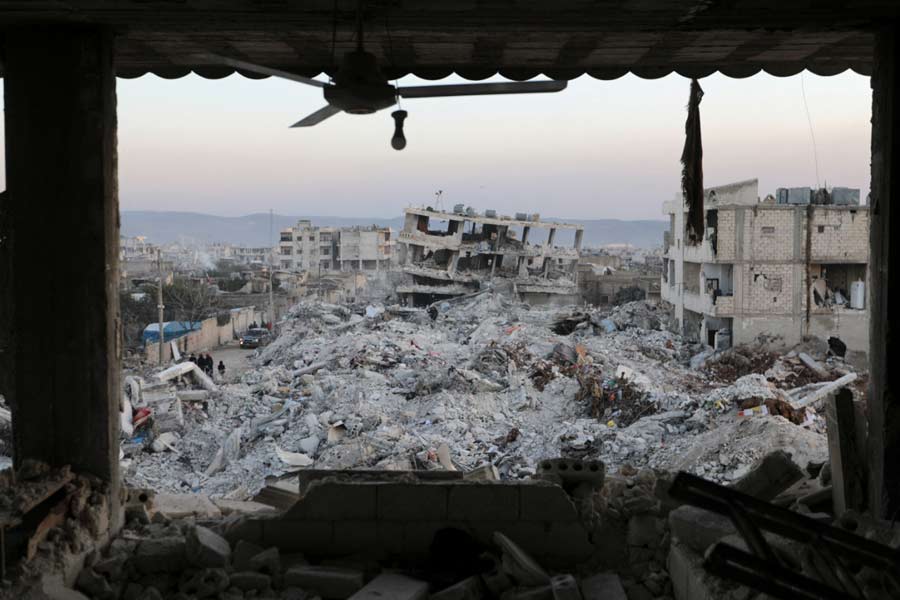 তুরস্ক এবং সিরিয়ার নীচের অ্যানাটোলীয় এবং আরবীয় টেকটনিক পাতের সংঘর্ষের কারণেই দু’দেশের এই হাল হয়েছে বলে মনে করছেন ভূবিজ্ঞানীরা।