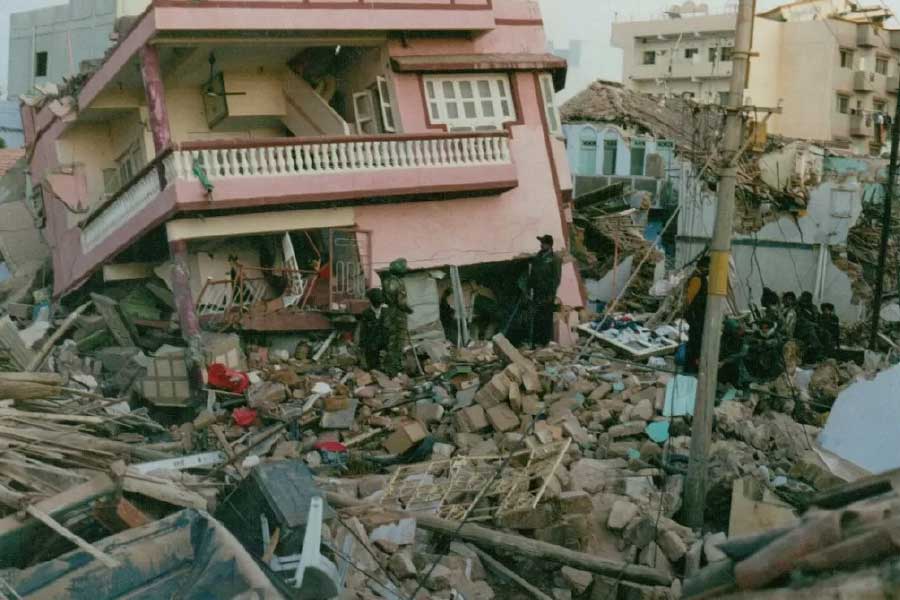 এর মধ্যে ভারতের যে জায়গাগুলিতে ভূমিকম্পের প্রবণতা বেশি রয়েছে, তার মধ্যে প্রথমেই আসে গুজরাতের ভুজ।