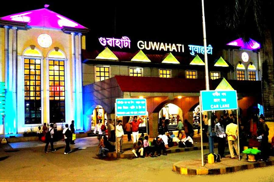 অসমের মোট চারটি গুরুত্বপূর্ণ এলাকা ভূমিকম্প প্রবণ বলে চিহ্নিত। এই এলাকাগুলি হল গুয়াহাটি, জোরহাট, সাদিয়া এবং তেজপুর।