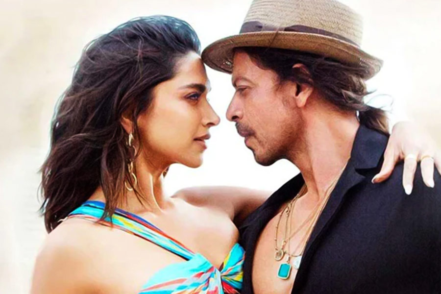 photo of Shahrukh Khan and Deepaka Padukone
