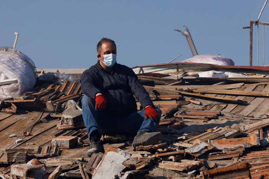 রিখটার স্কেলে ভূমিকম্পের তীব্রতা ছিল ৭.৭। তার জেরে ভেঙে পড়ে বহু বাড়ি। চওড়া-চওড়া ফাটল তৈরি হয় রাস্তাগুলিতেও।