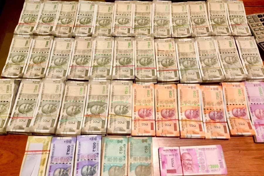 at least 35 lakhs rupees recovered from Burrabazar area of Kolkata by Kolkata Police 